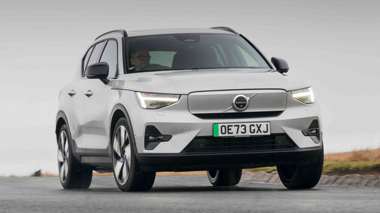 Електромобил Volvo XC40 - Фронтален изглед под ъгъл