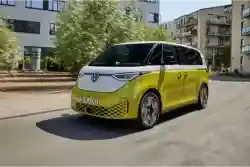 Електромобил Volkswagen ID. Buzz Pure - Фронтален изглед под ъгъл