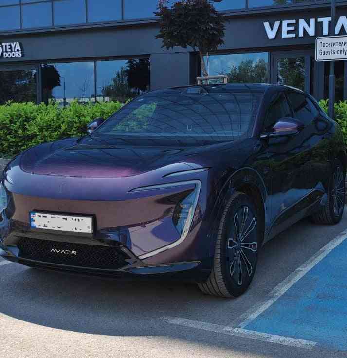 Футуристичен електрически SUV Avatr 11 в лилав цвят, паркиран отпред, с характерни тънки LED светлини и спортен дизайн.
