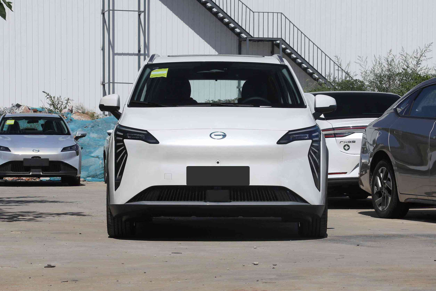 Детайл на характерните LED фарове "Криле на ангел" на електромобила GAC Aion Y Plus, които придават смел вид на колата.