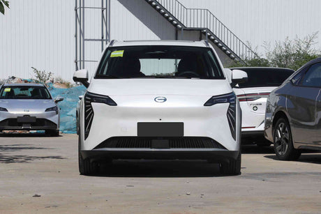 Детайл на характерните LED фарове "Криле на ангел" на електромобила GAC Aion Y Plus, които придават смел вид на колата.