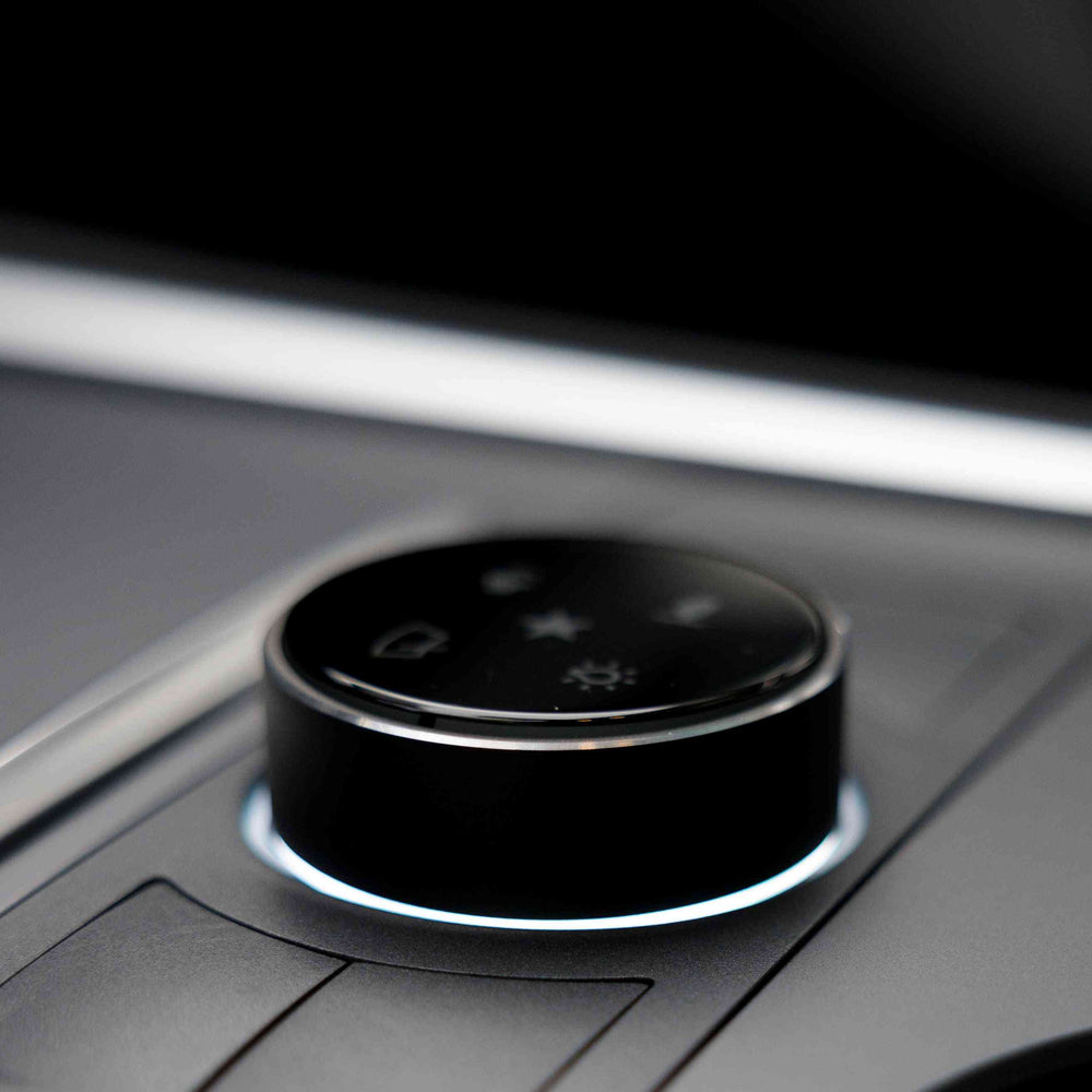 Интелигентен контролер за Tesla електромобил погледнат отдясно