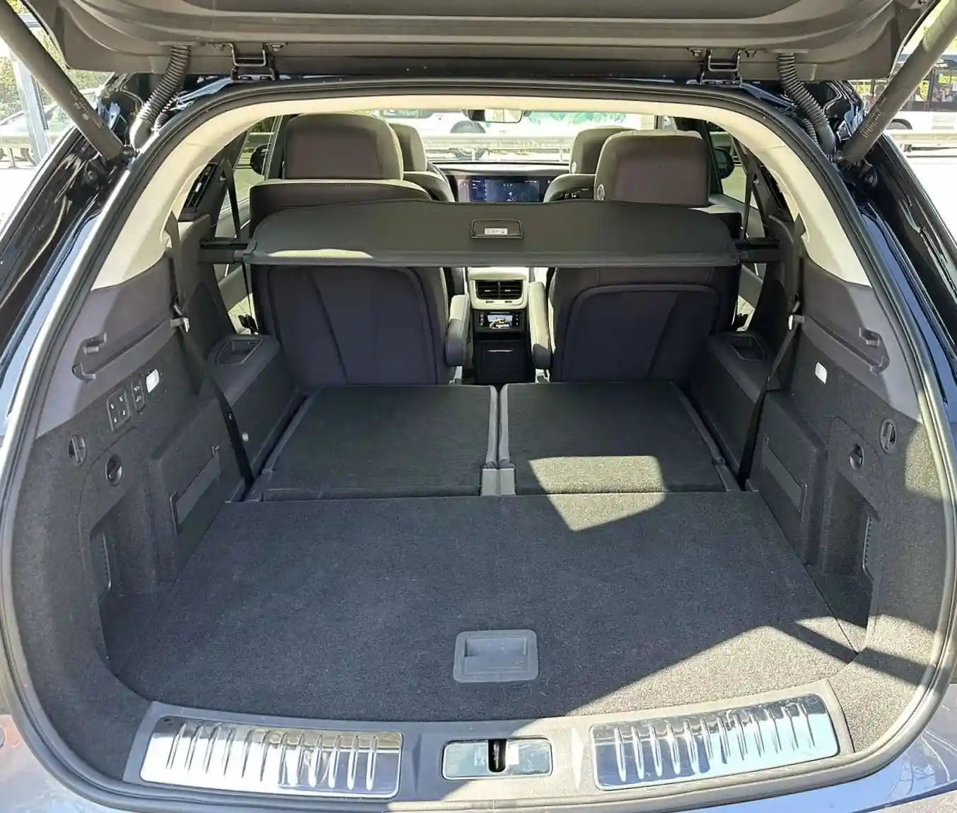 НОВ HongQi E-HS9 99kWh 2022 551 к.с. 450км. на зареждане, 13000 км. 6+1 места - Интериор Багажник