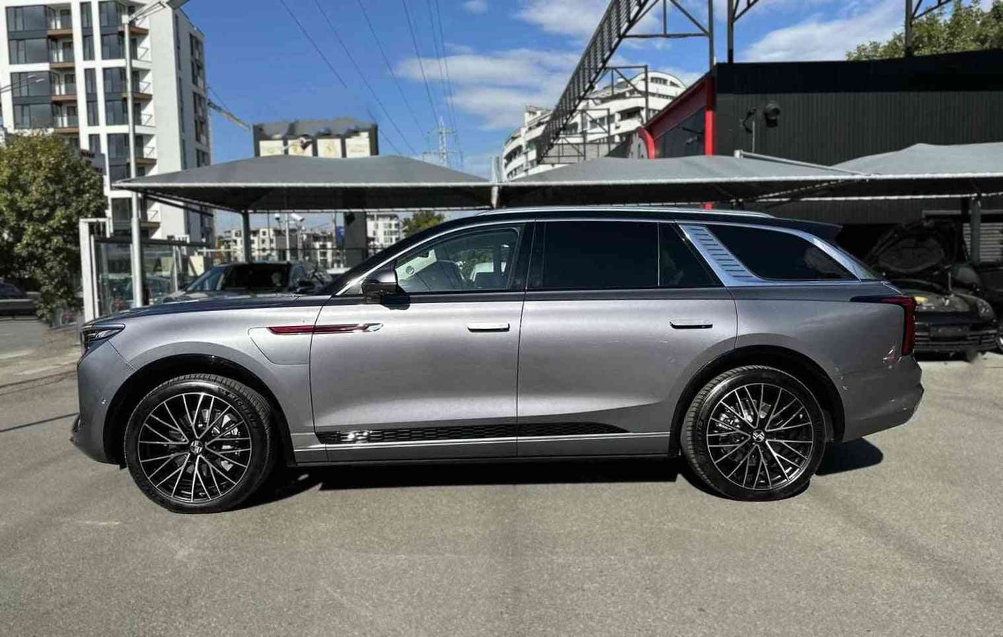 НОВ HongQi E-HS9 99kWh 2022 551 к.с. 450км. на зареждане, 13000 км. 6+1 места - отляво