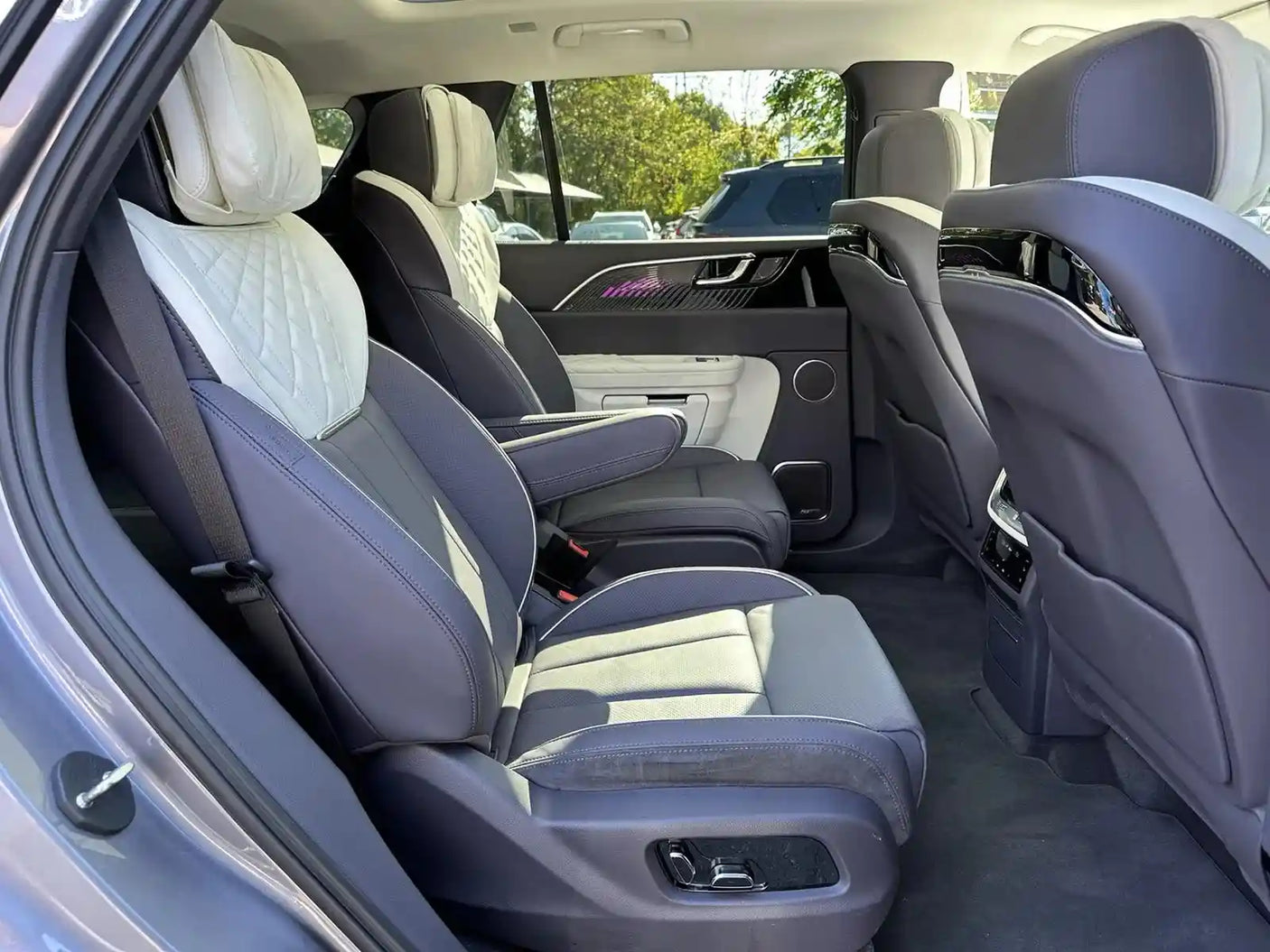 НОВ HongQi E-HS9 99kWh 2022 551 к.с. 450км. на зареждане, 13000 км. 6+1 места - Интериор задни седалки