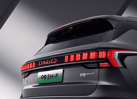 Задна част на Lynk&Co 09 EM-P с LED светлини и отличителен дизайн, подчертаващ модерната визия на plug-in хибридния SUV.