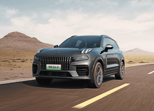 Lynk&Co 09 EM-P plug-in хибрид SUV с 555 к.с. и 4x4, заснет в движение по пустинен път, идеален за всякакви терени.
