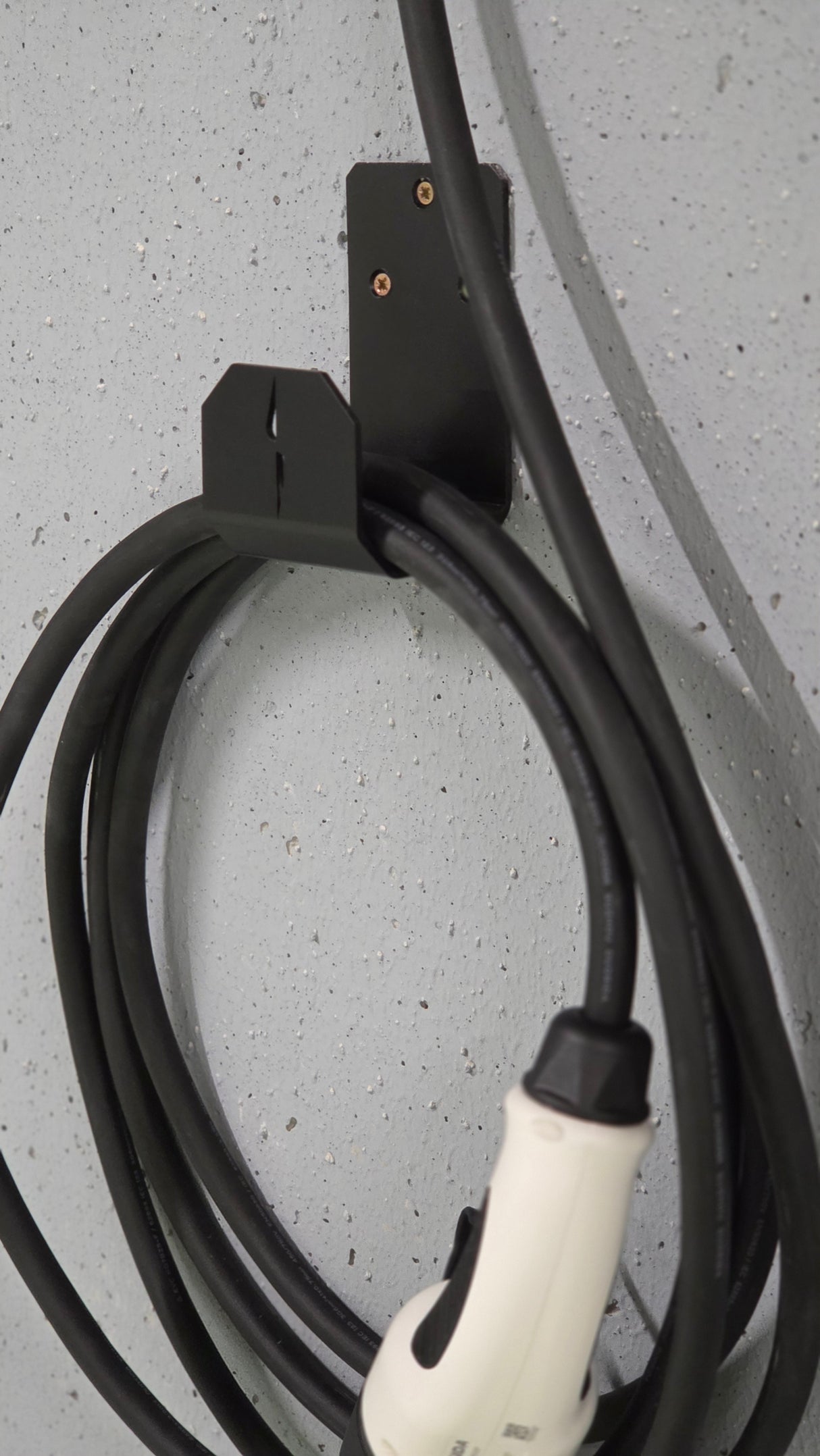 Поставка за навиване на кабел за зареждане на електромобил