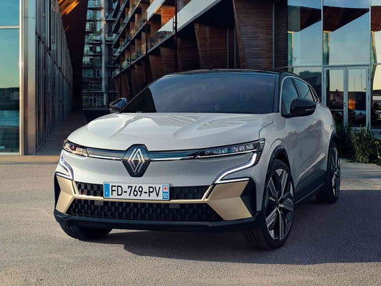 Електромобил Renault Megane E-Tech - Фронтален изглед под ъгъл