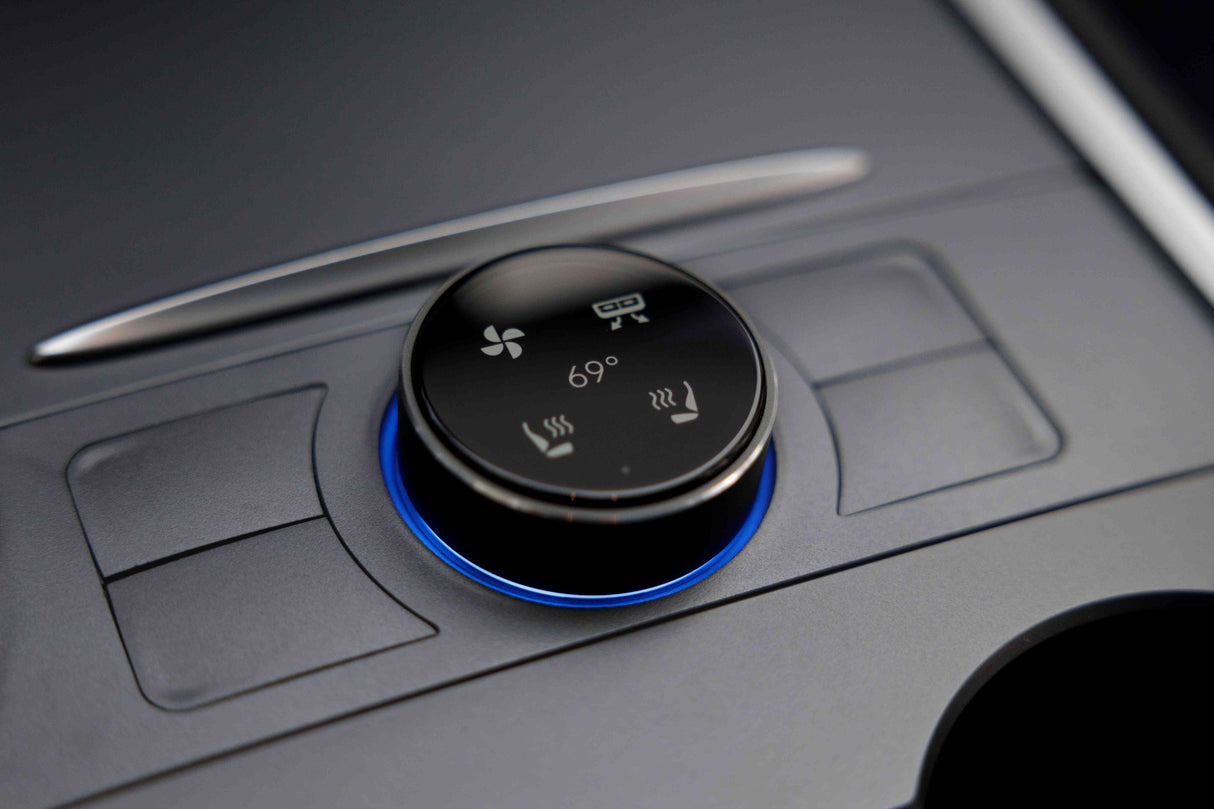 Интелигентен контролер за Tesla електромобил погледнат отляво