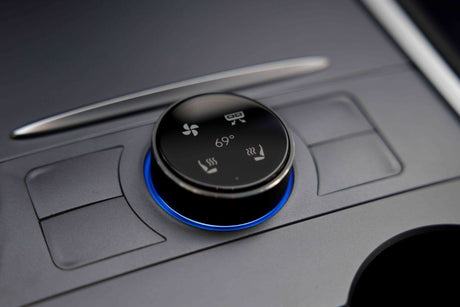 Интелигентен контролер за Tesla електромобил погледнат отляво