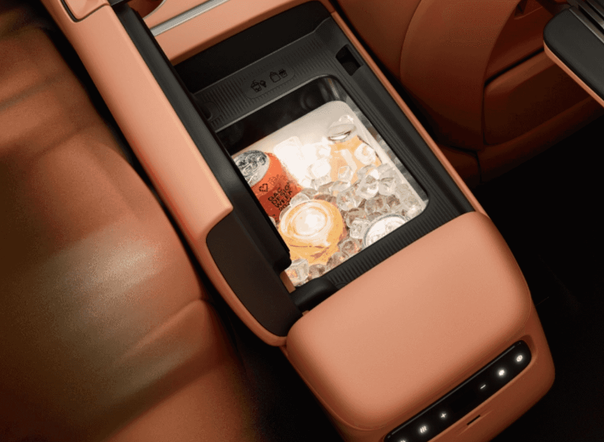 Вграден мини хладилник в GAC Aion V (2025) с охладени напитки, идеален за дълги семейни пътувания.