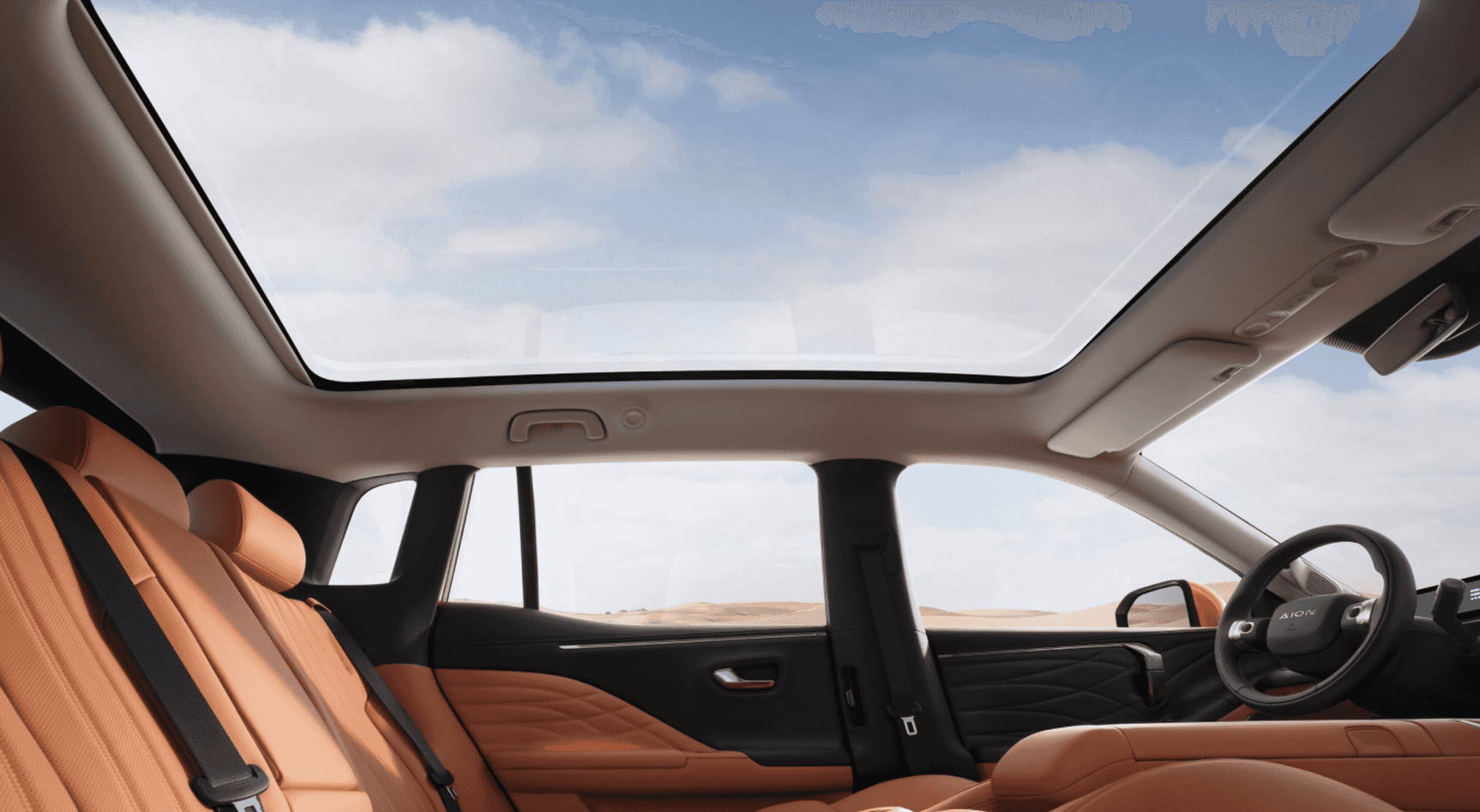 Панорамен покрив на GAC Aion V (2025), осигуряващ светъл и просторен интериор за комфортно пътуване.
