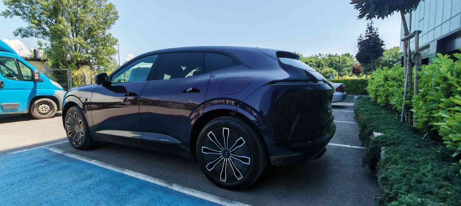 Страничен изглед на лилав Avatr 11, показващ аеродинамичния му силует, големите джанти и елегантната задна част.