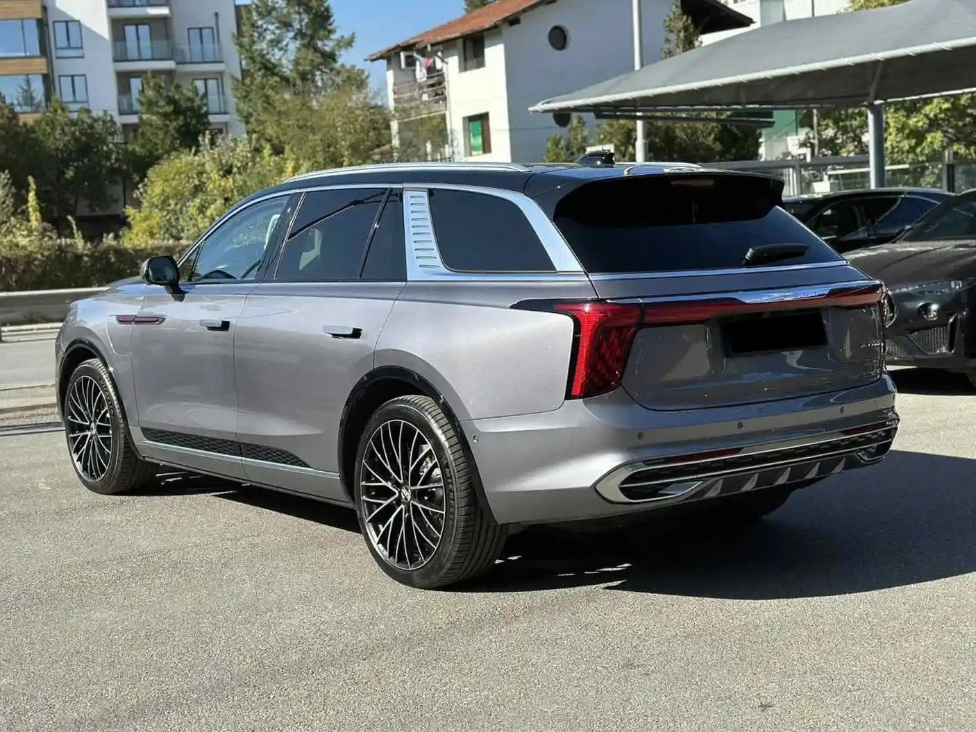 НОВ HongQi E-HS9 99kWh 2022 551 к.с. 450км. на зареждане, 13000 км. 6+1 места - отзад