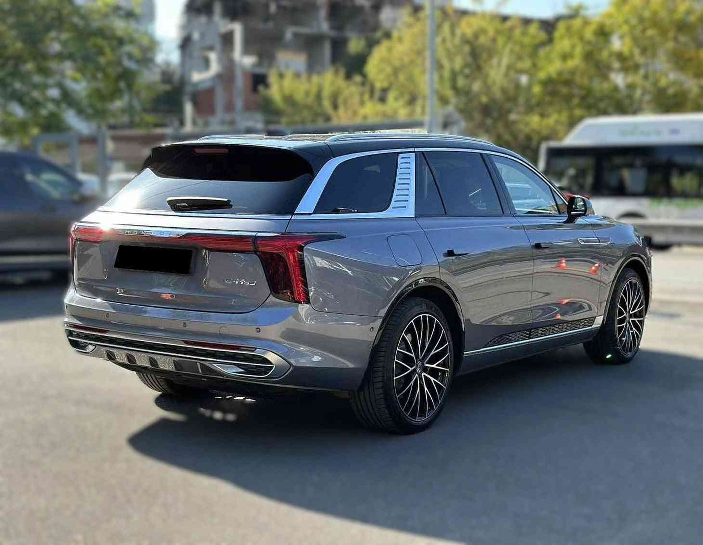 НОВ HongQi E-HS9 99kWh 2022 551 к.с. 450км. на зареждане, 13000 км. 6+1 места - отзад