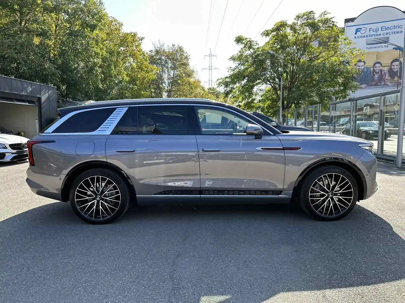 НОВ HongQi E-HS9 99kWh 2022 551 к.с. 450км. на зареждане, 13000 км. 6+1 места - от дясно