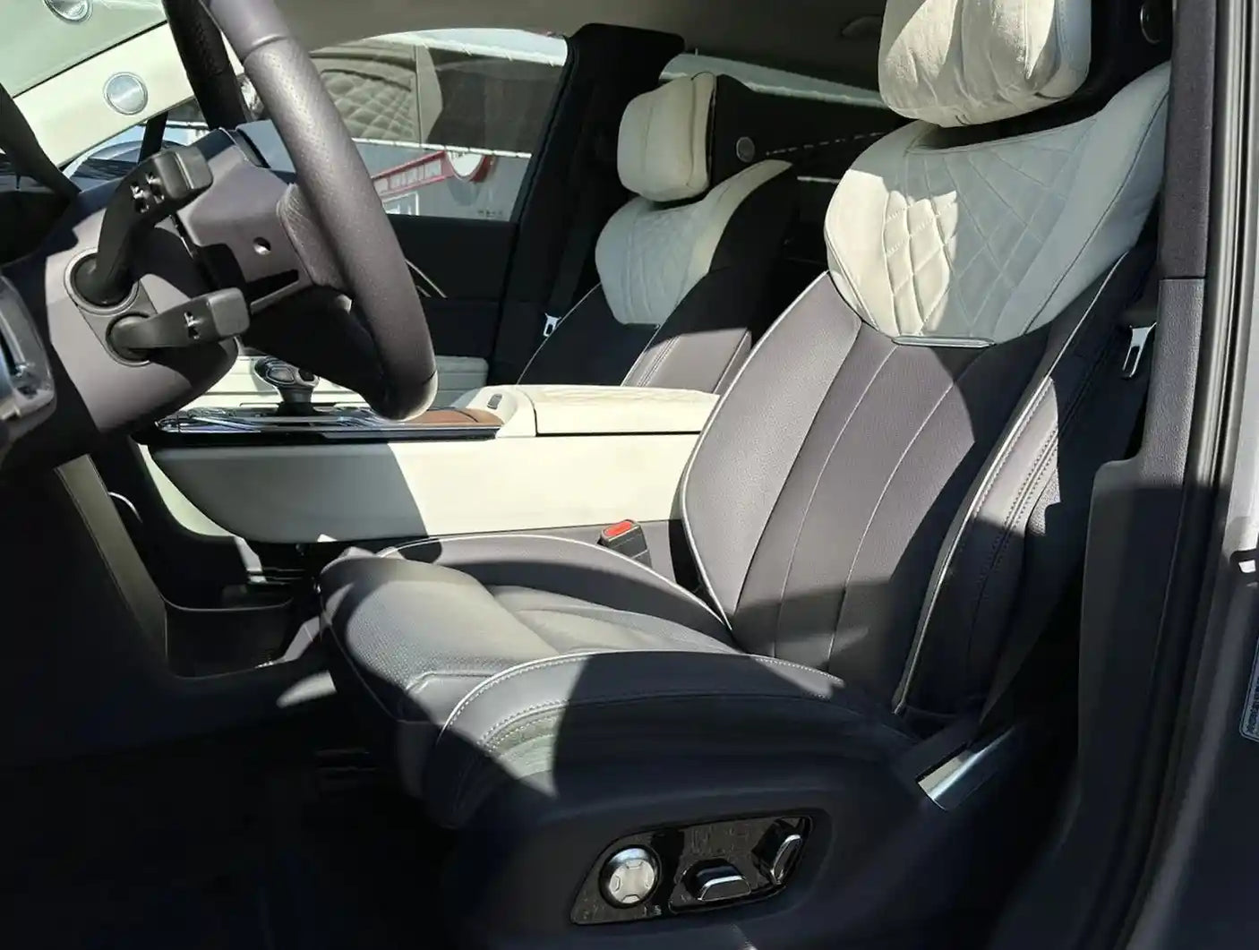 НОВ HongQi E-HS9 99kWh 2022 551 к.с. 450км. на зареждане, 13000 км. 6+1 места - интериор предна врата