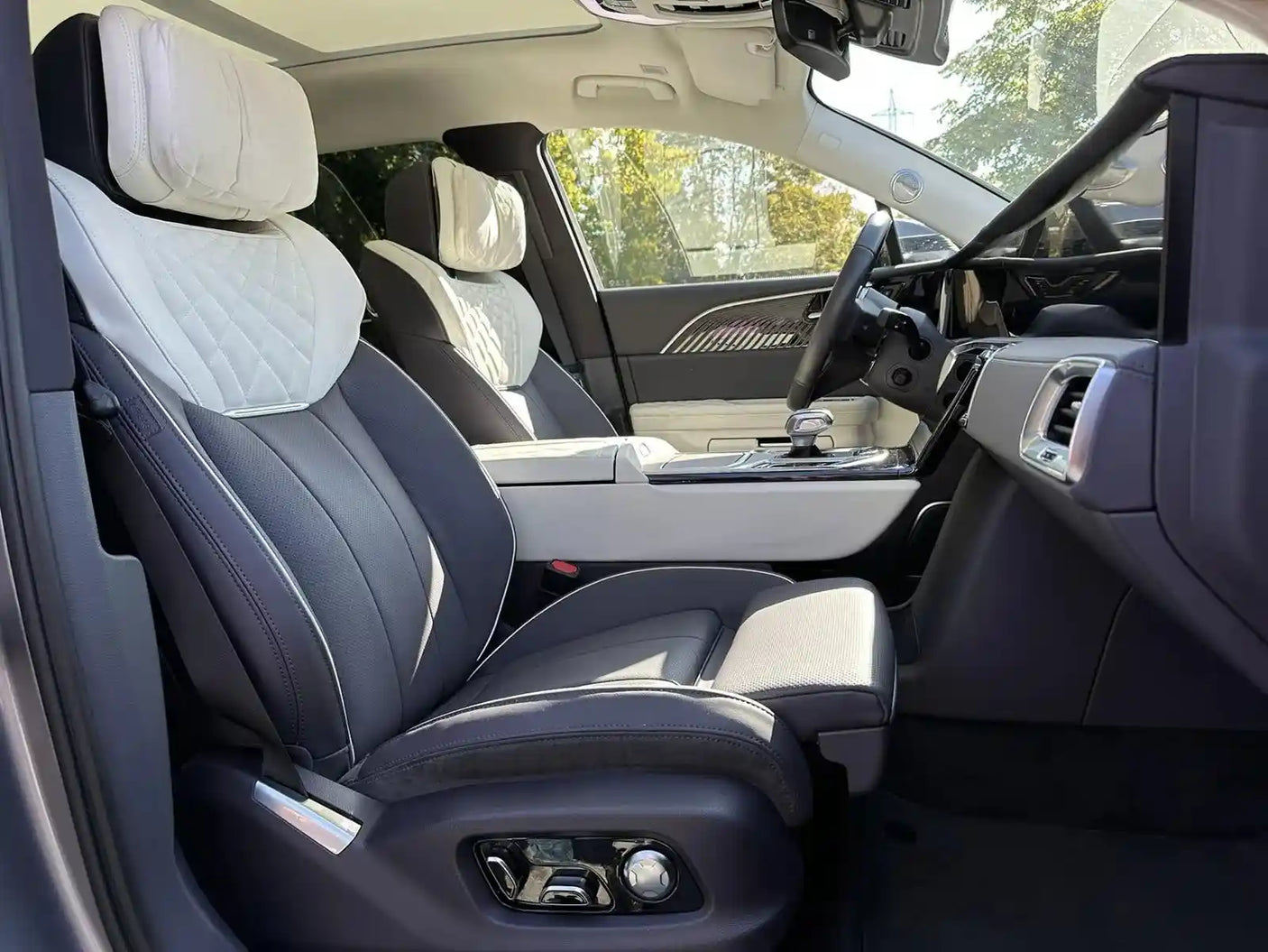 НОВ HongQi E-HS9 99kWh 2022 551 к.с. 450км. на зареждане, 13000 км. 6+1 места - Интериор пасажерска страна