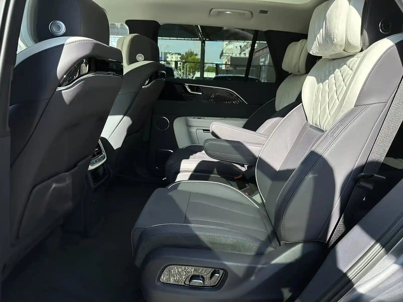 НОВ HongQi E-HS9 99kWh 2022 551 к.с. 450км. на зареждане, 13000 км. 6+1 места - Интериор задни седалки