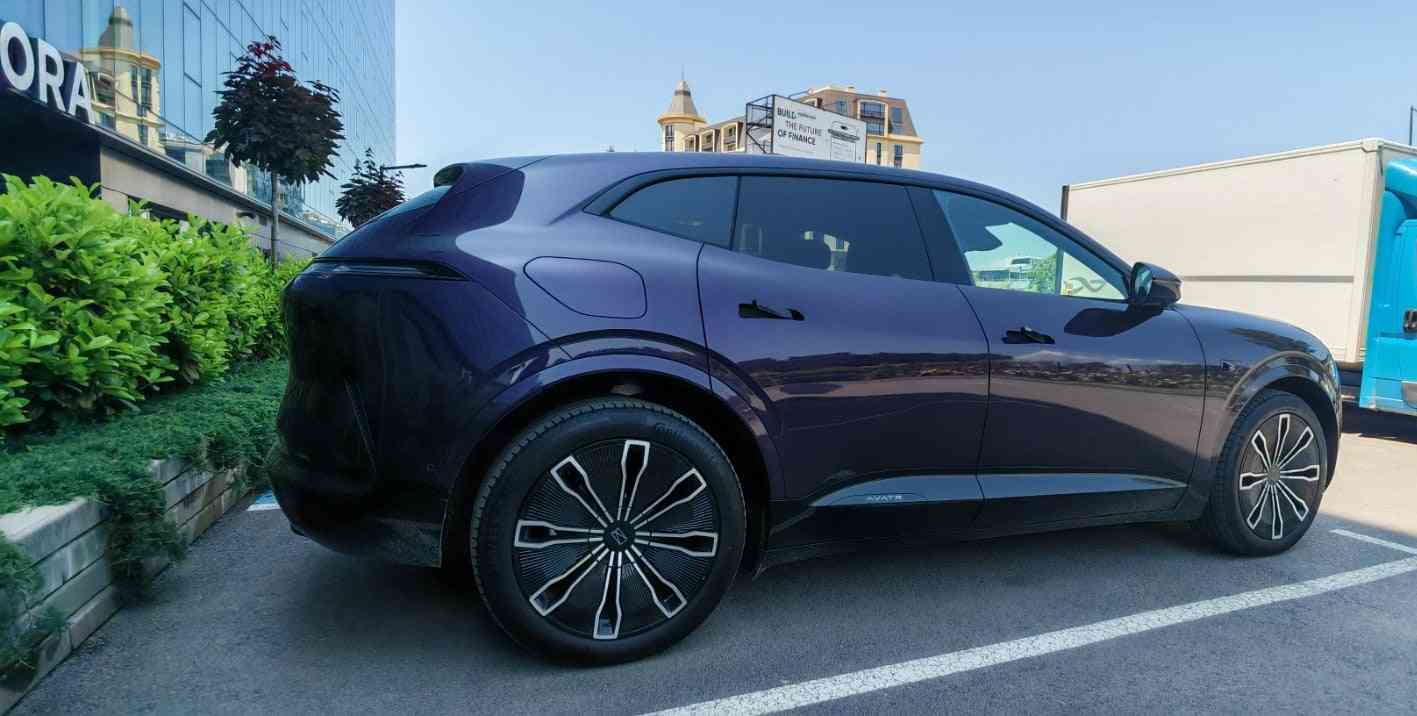 Профил на електрическия кросоувър Avatr 11, подчертаващ скритите дръжки на вратите и мускулестите калници.