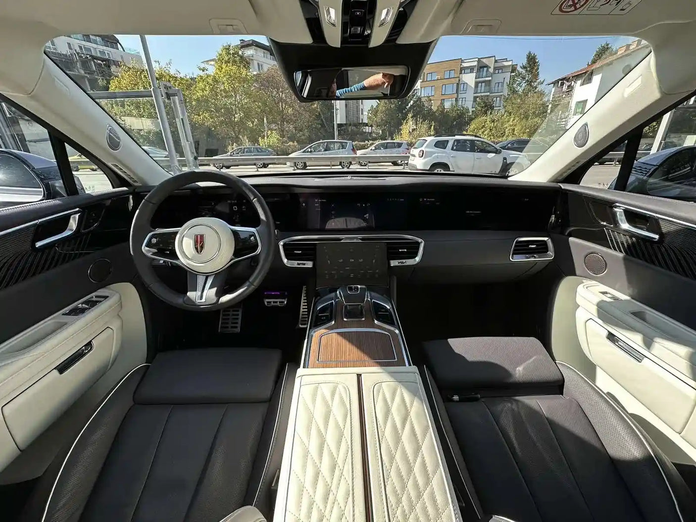 НОВ HongQi E-HS9 99kWh 2022 551 к.с. 450км. на зареждане, 13000 км. 6+1 места - интериор две седалки