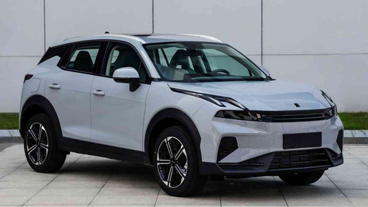 Електромобил Lynk & Co 06 EM-P - Фронтален изглед под ъгъл