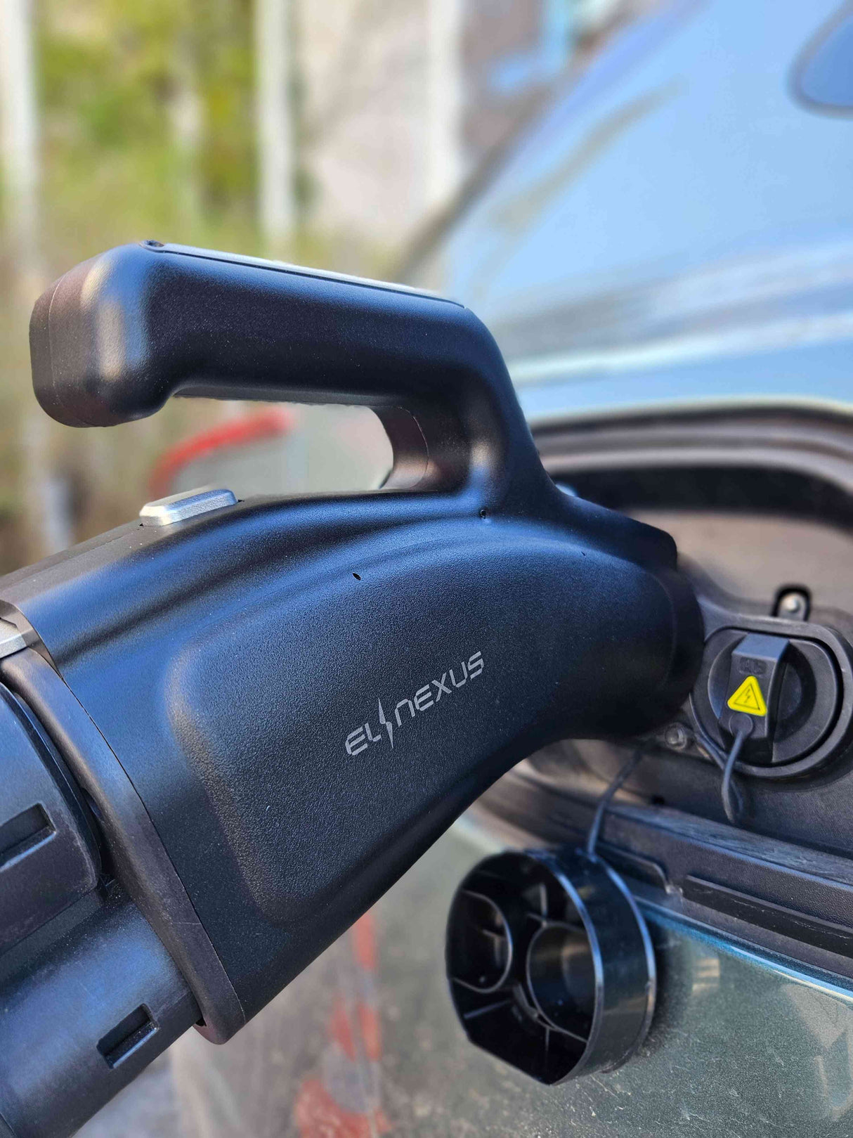 Зареждане на китайски автомобил с преходник за бързо зареждане на европейска зарядна станция с CCS2