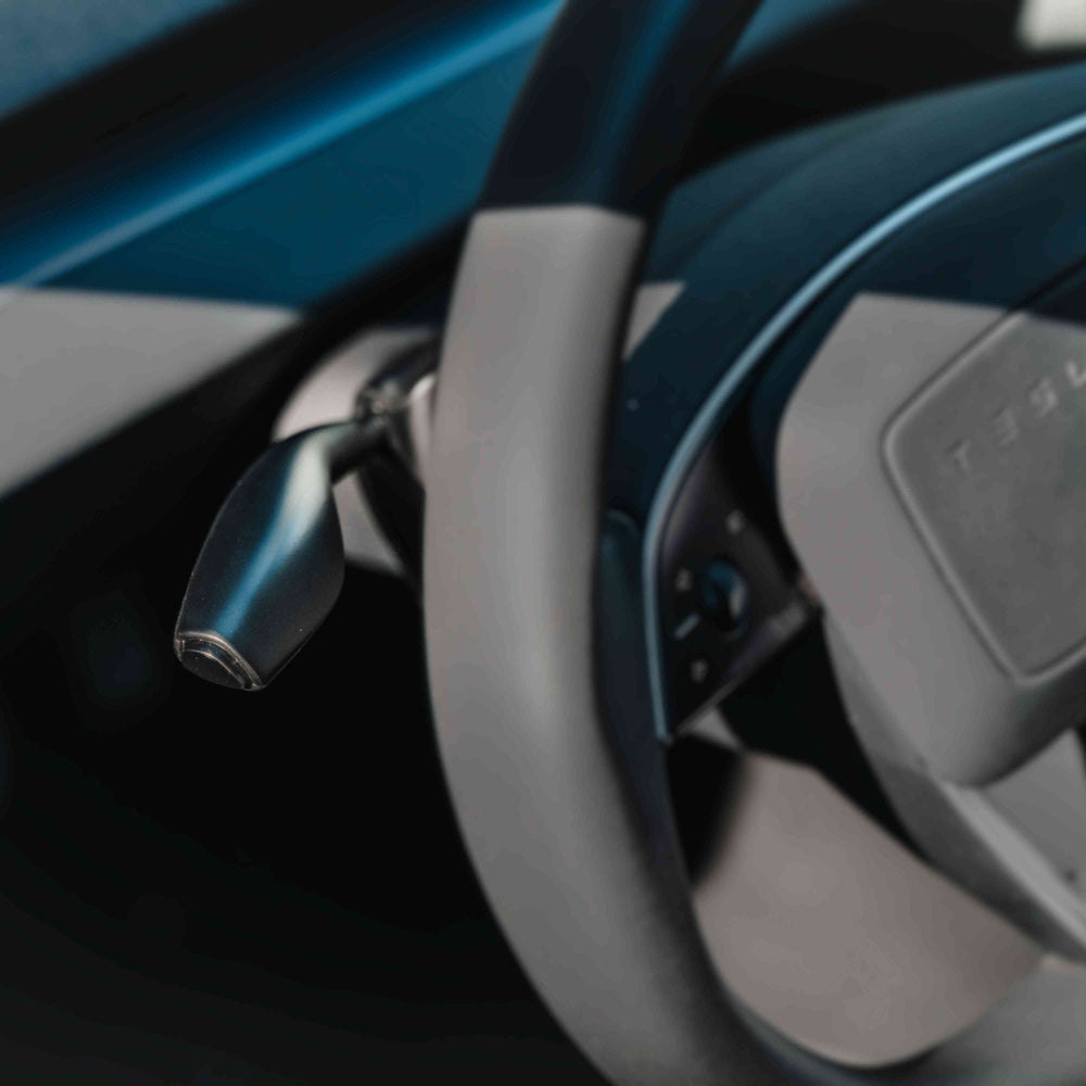 За всички модели на Tesla без фабрично инсталирани лостове за мигачи или превключване на предавките.