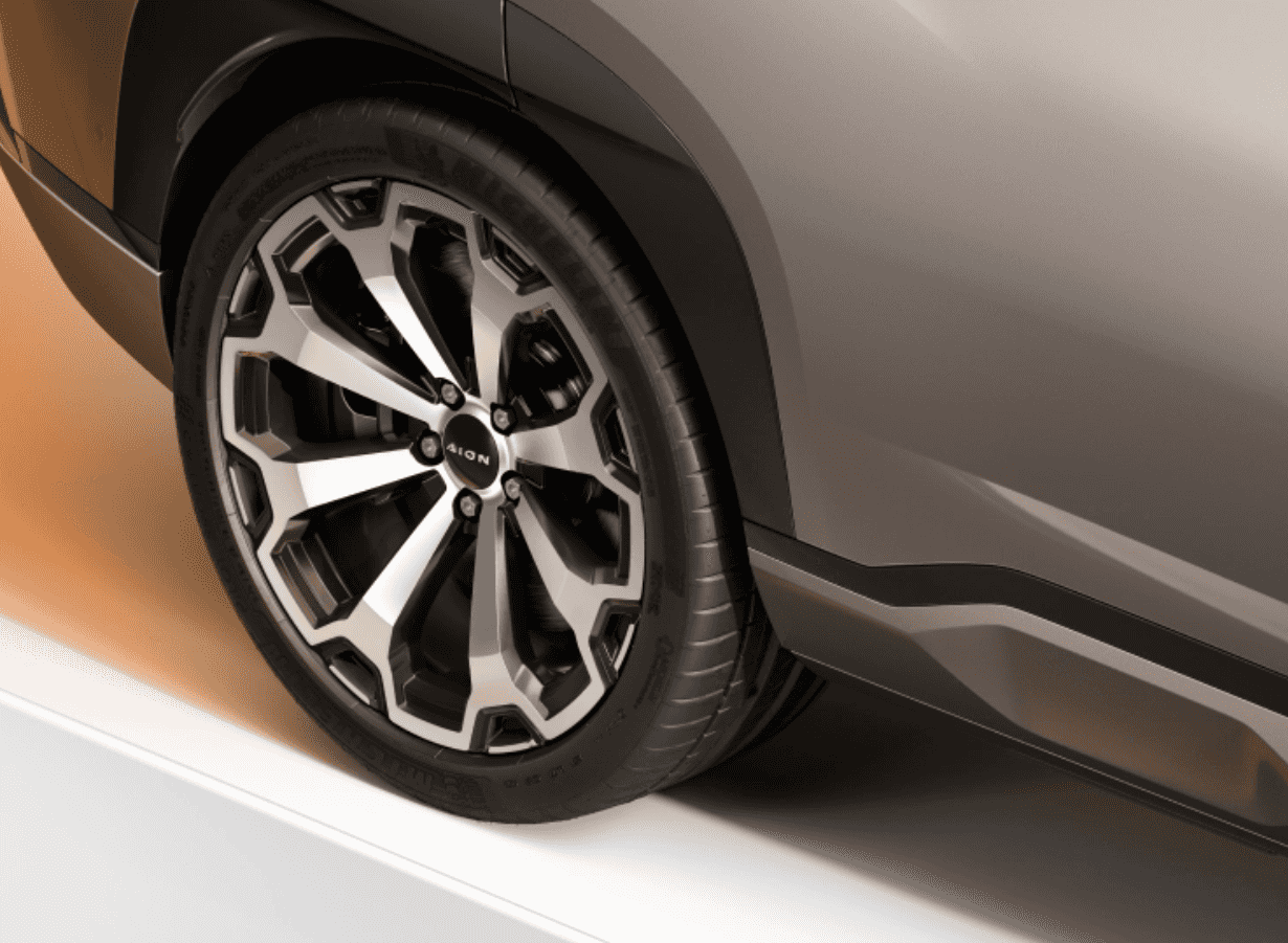 Детайл на джанта и гума на GAC Aion V (2025), подчертаващ спортния стил и стабилността на електрическия SUV.