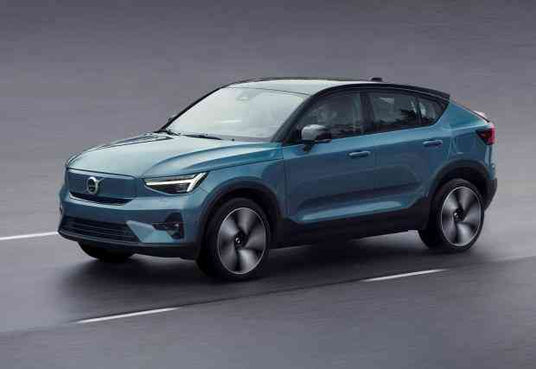 Електромобил Volvo C40 - Фронтален изглед под ъгъл