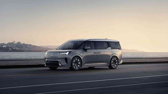 Електромобил Volvo EM90 - Фронтален изглед под ъгъл