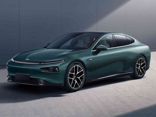 Електромобил XPENG P7 - Фронтален изглед под ъгъл