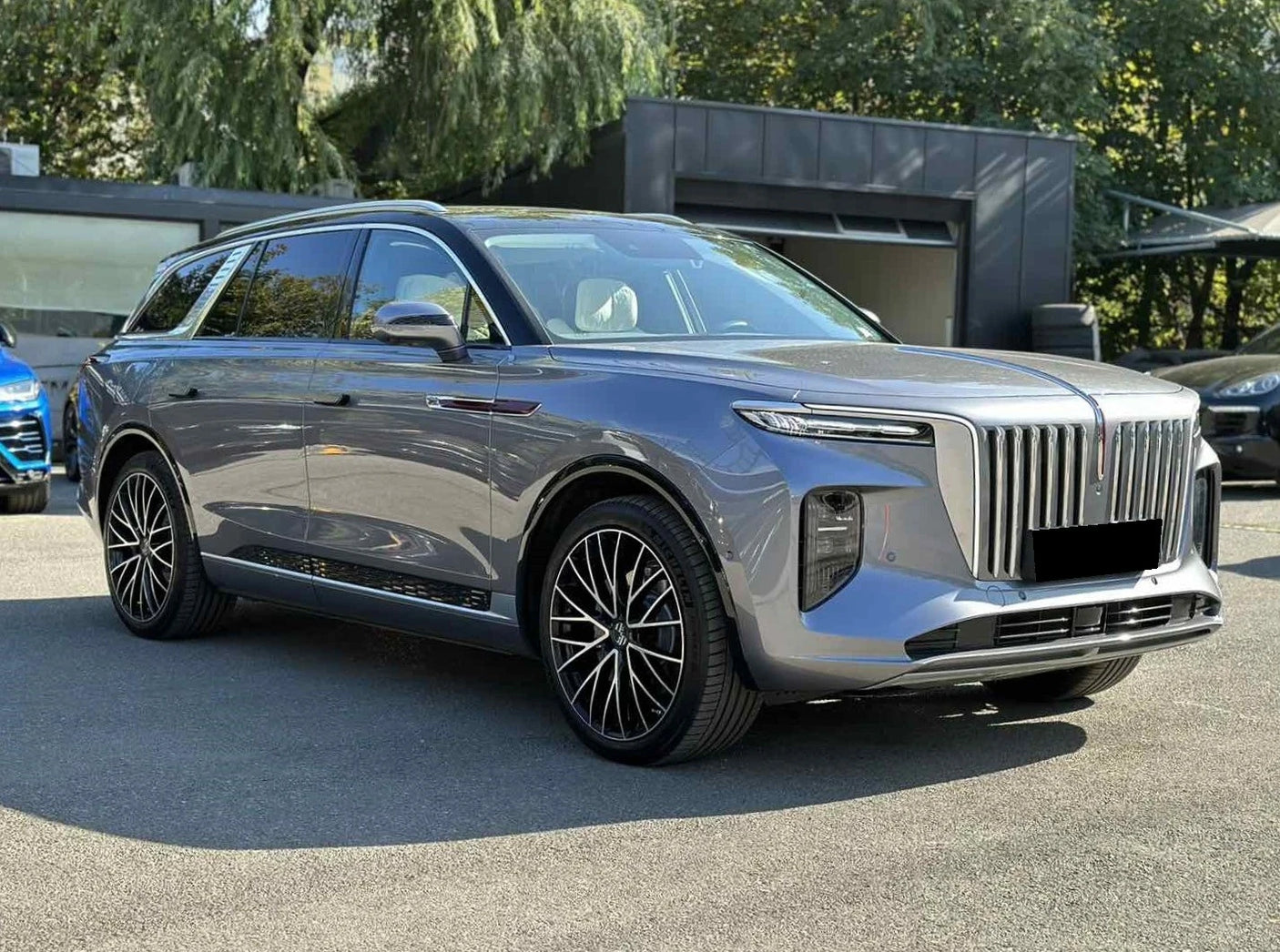 НОВ HongQi E-HS9 99kWh 2022 551 к.с. 450км. на зареждане, 13000 км. 6+1 места - от дясно