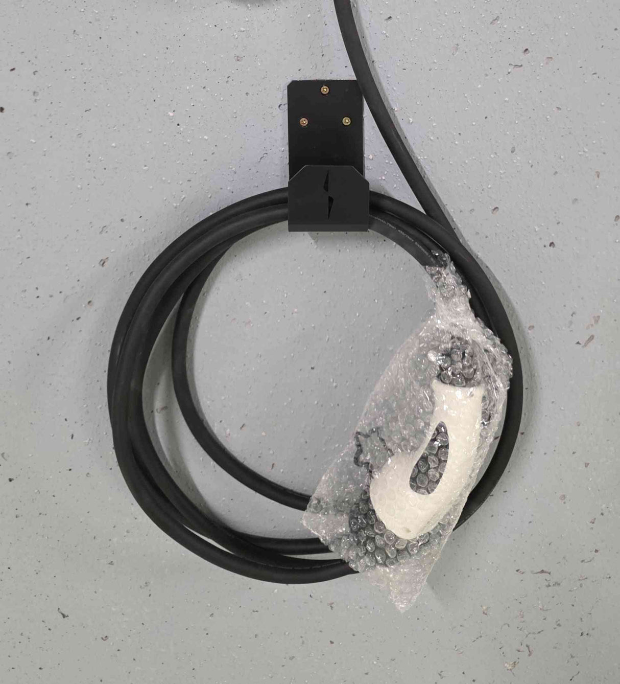 Метална поставка за онтаж на стена, за навиване на кабел за зареждане на електромобил