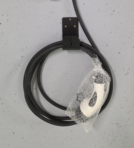 Метална поставка за онтаж на стена, за навиване на кабел за зареждане на електромобил