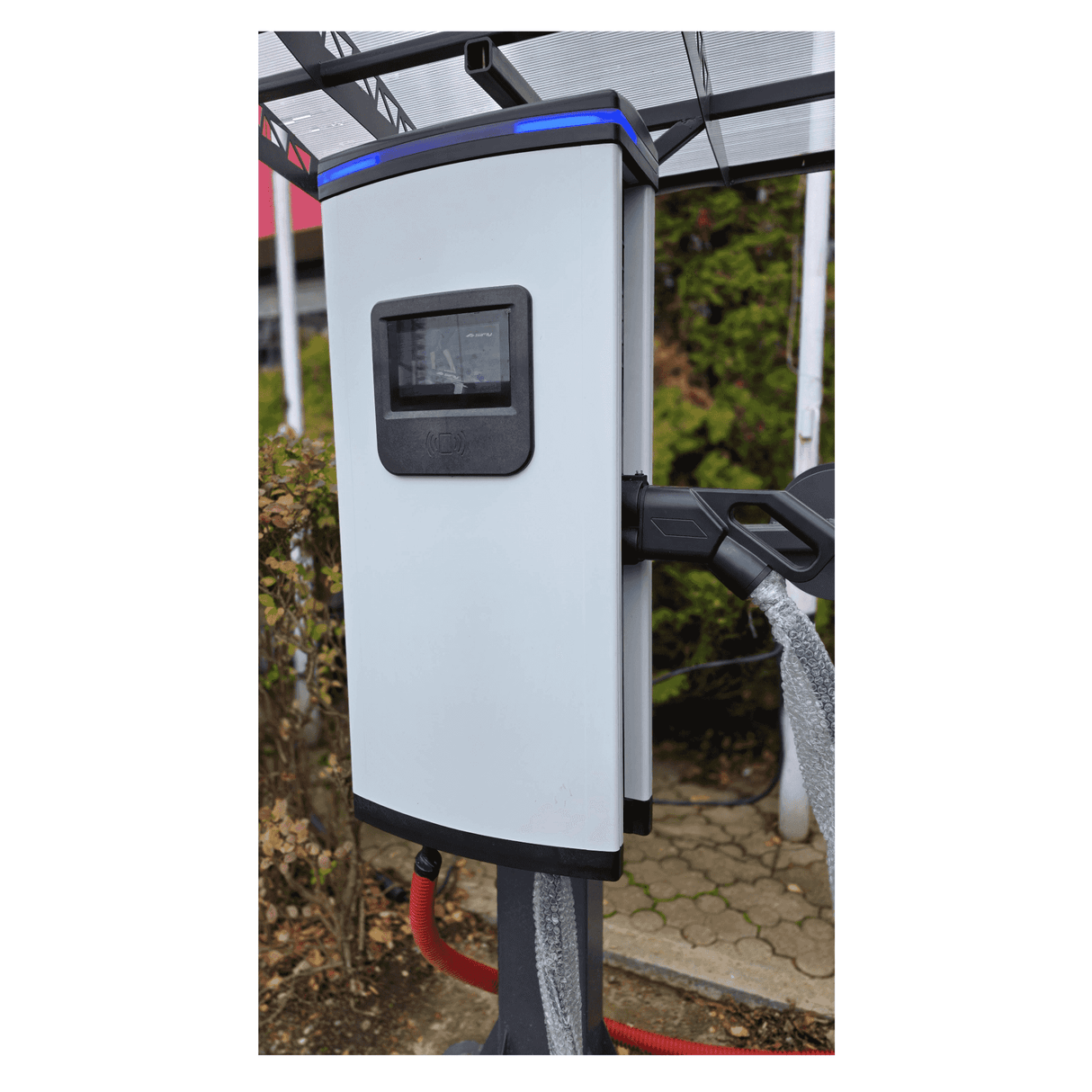 Инсталирана зарядна станция с дисплей, за бързо зареждане на електромобили 