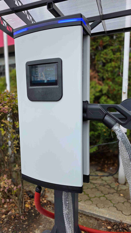 Инсталирана зарядна станция с дисплей, за бързо зареждане на електромобили 