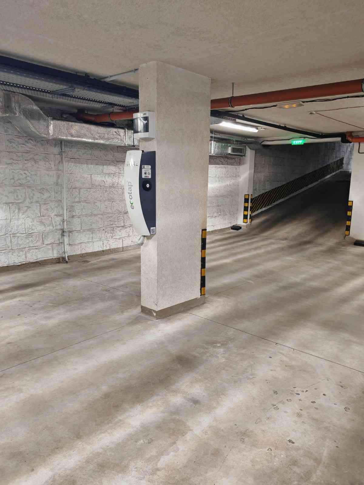 Ecotap Duo WallCharger 22kW инсталирана в гаражна зона, осигуряваща надеждно зареждане за два електромобила едновременно.