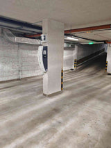 Ecotap Duo WallCharger 22kW инсталирана в гаражна зона, осигуряваща надеждно зареждане за два електромобила едновременно.