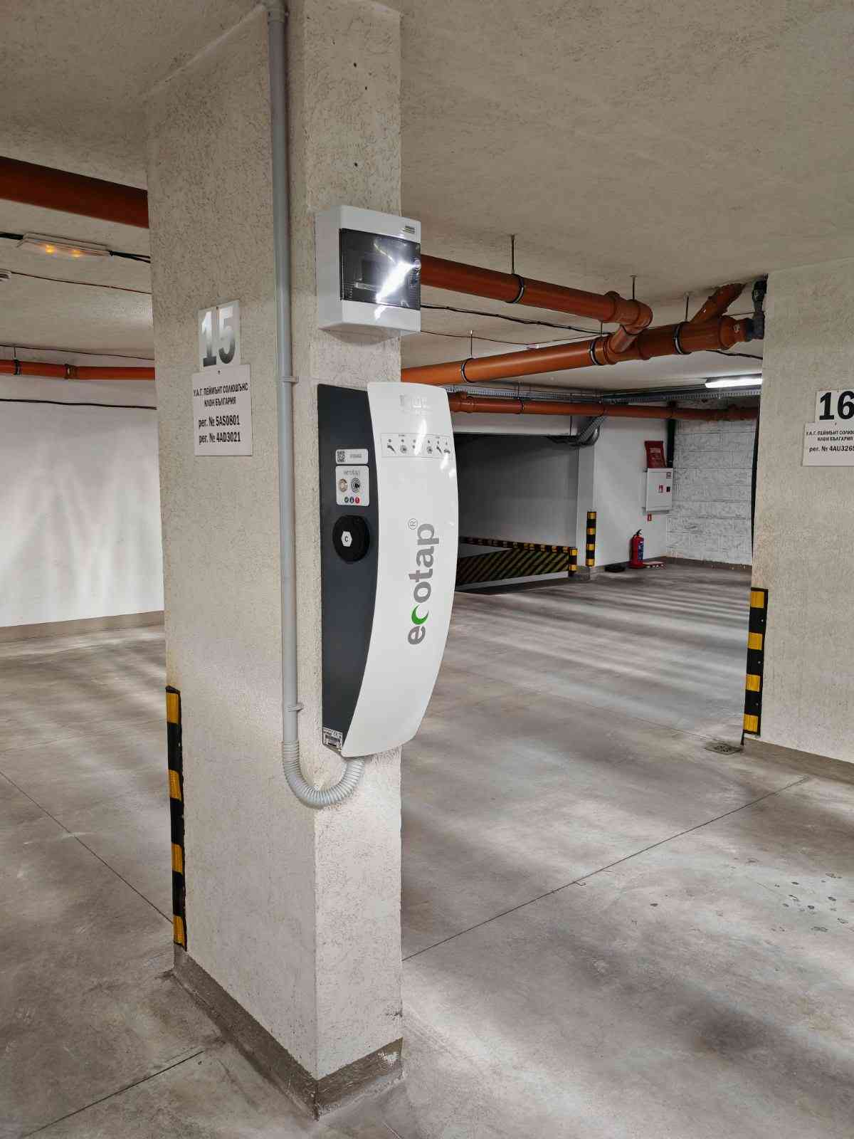 Зарядна станция Ecotap WallCharger 22kW Type 2 в подземен паркинг, подходяща за обществени и бизнес пространства.