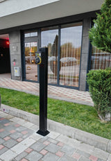 Монтаж на публична зарядна станция за електромобили на метална стйка