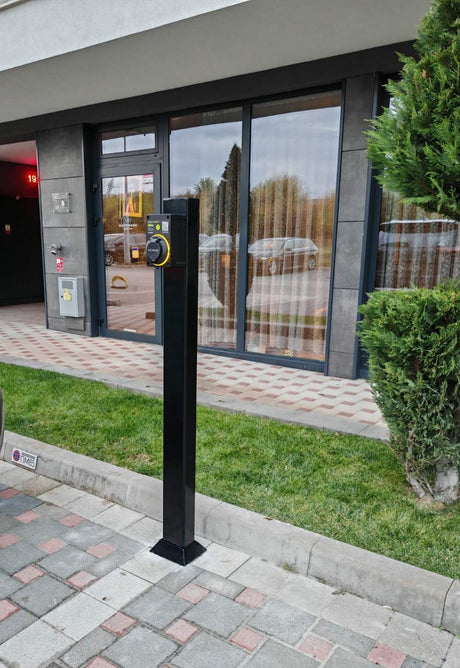 Монтаж на публична зарядна станция за електромобили на метална стйка