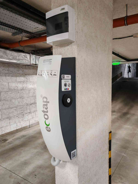 Инсталирана зарядна станция Ecotap WallCharger 22kW в подземен паркинг, осигуряваща ефективно зареждане на електромобили.