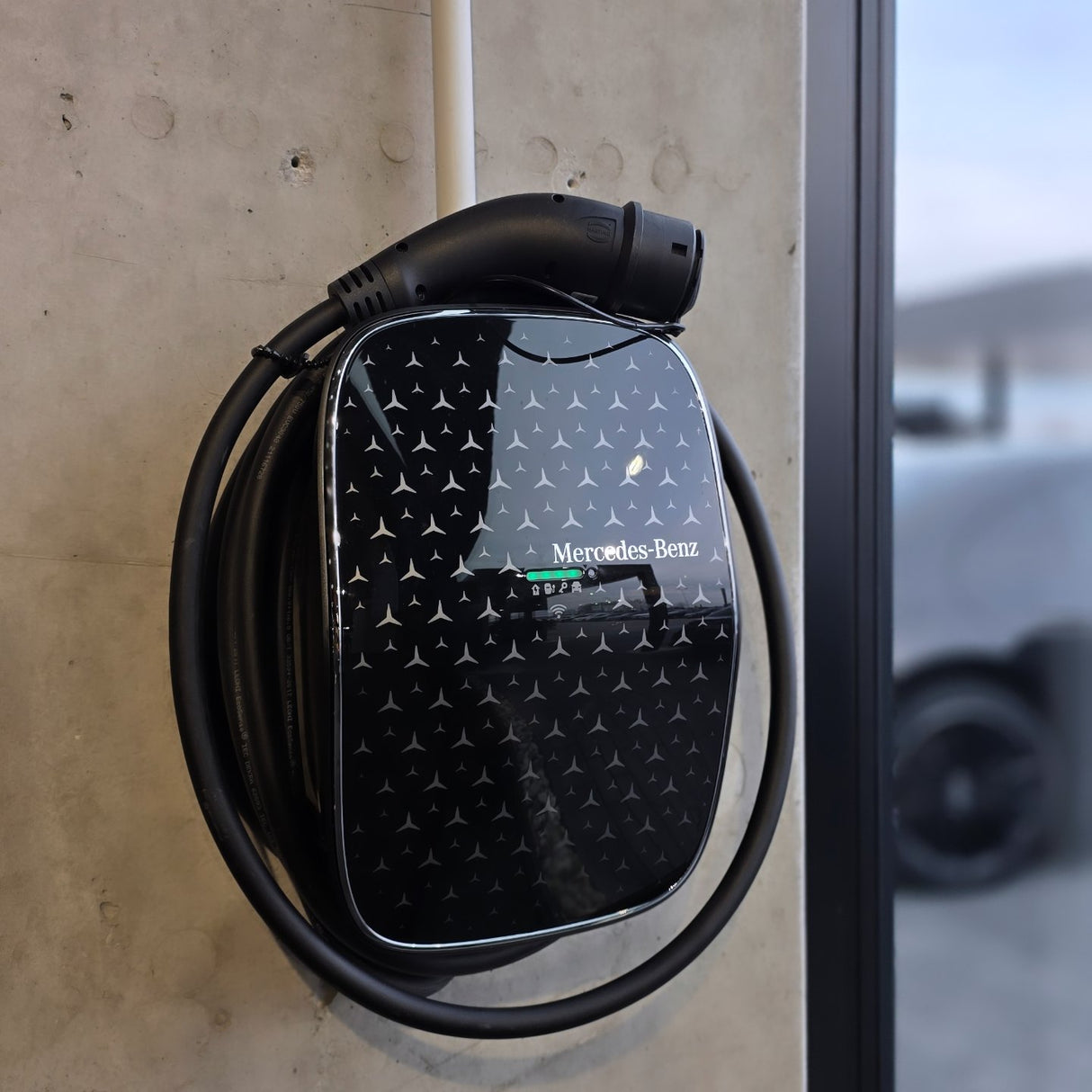 Инсталация на трифазна зарядна станция Мерцедес 22кВ на стена 