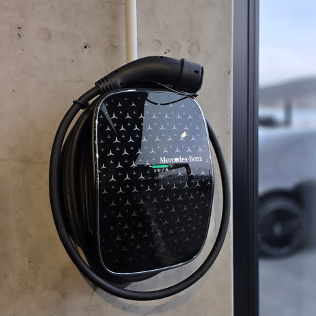 Инсталация на трифазна зарядна станция Мерцедес 22кВ на стена 