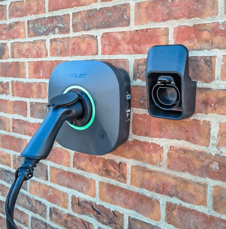 инсталирана зарядна станция с включен конектор 