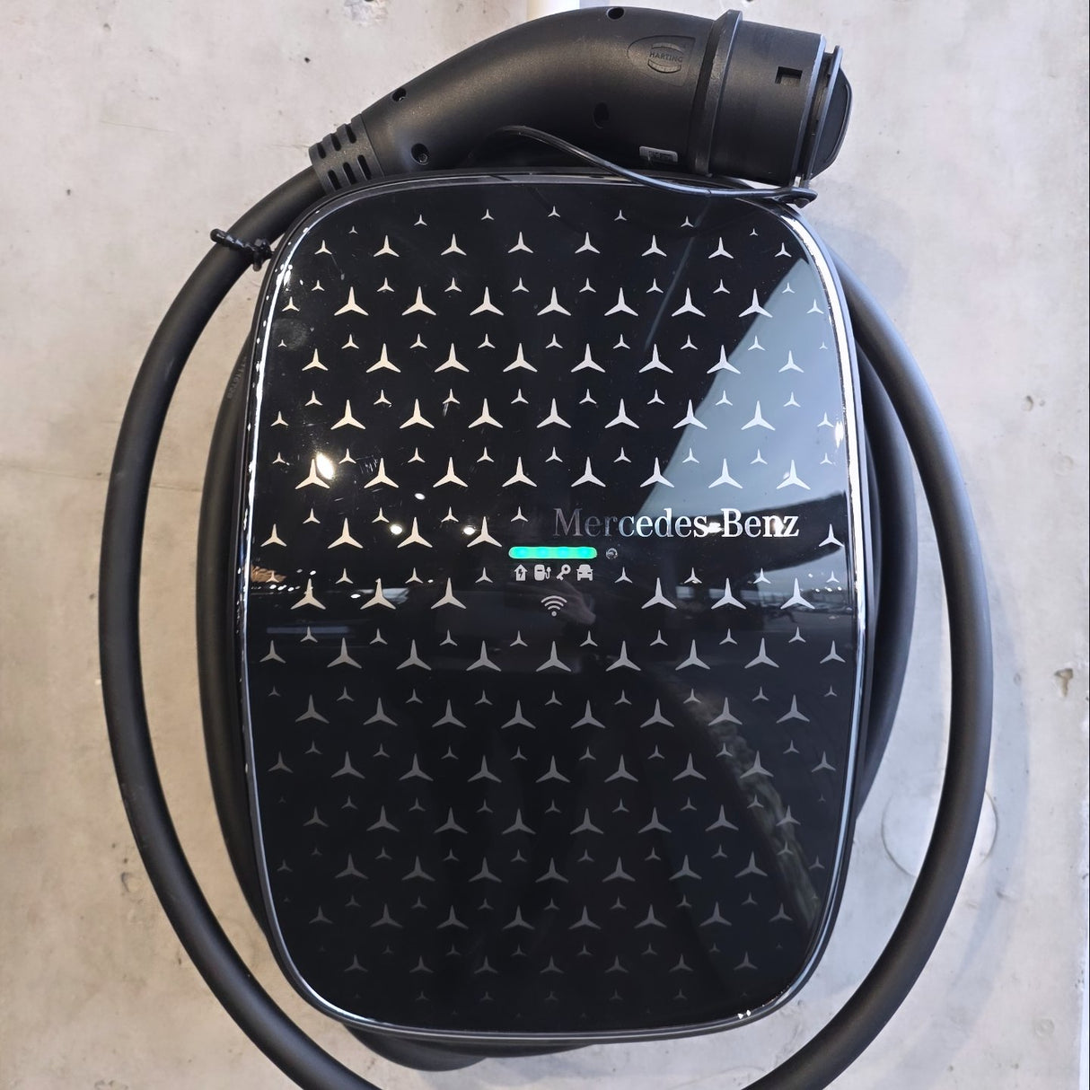 Инсталация на домашна зарядна станция с вграден кабел за зареждане Мерцедес на стена 