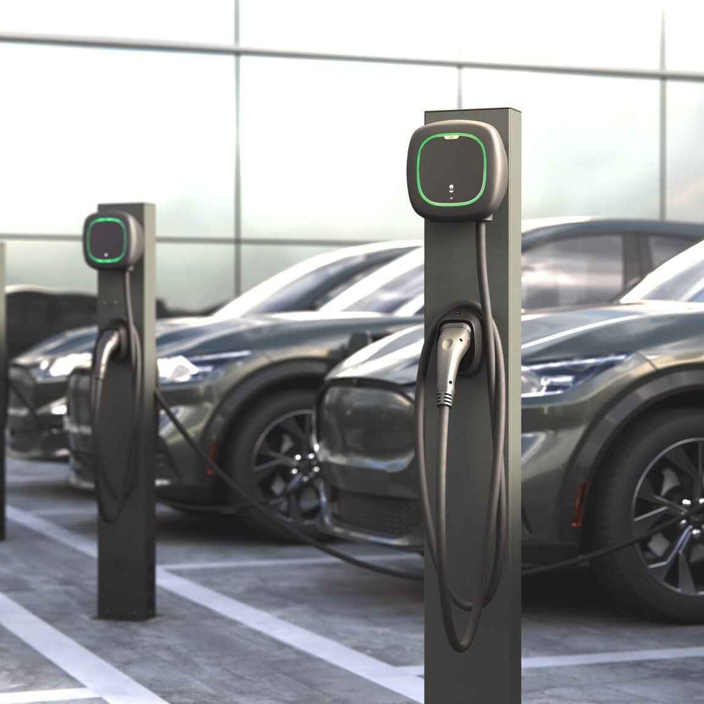 Зарядна станция с вграден кабел на метална стойка 